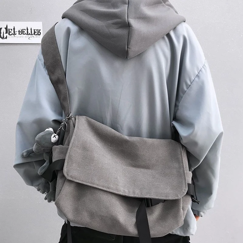 斜挎包男ins潮牌2023新款休闲男士包包帆布邮差包男单肩包日系潮