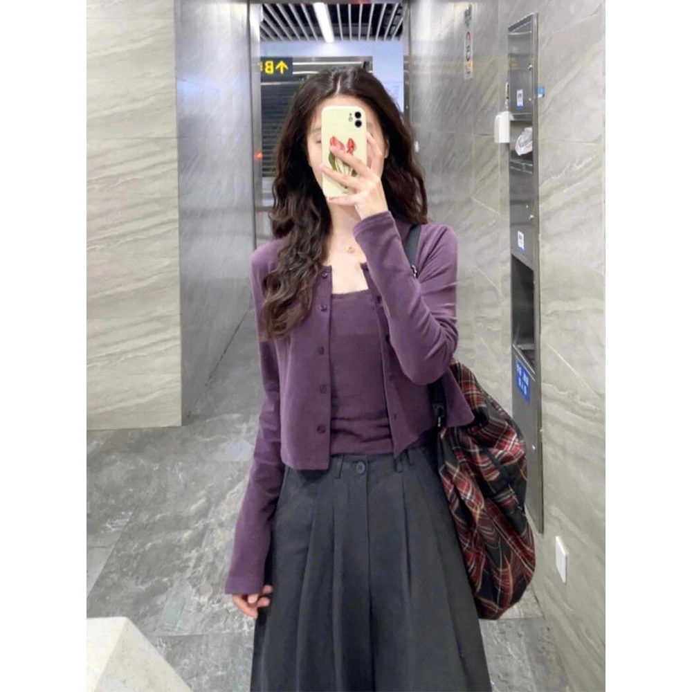 今年流行的漂亮吊带上衣两件套装女早秋独特漂亮外穿针织开衫外套