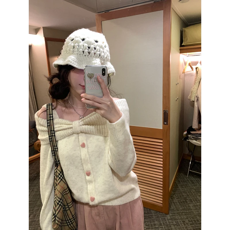 INS CEC蝴蝶结爱心扣一字肩百搭毛衣女秋季纯欲风露肩针织衫上衣