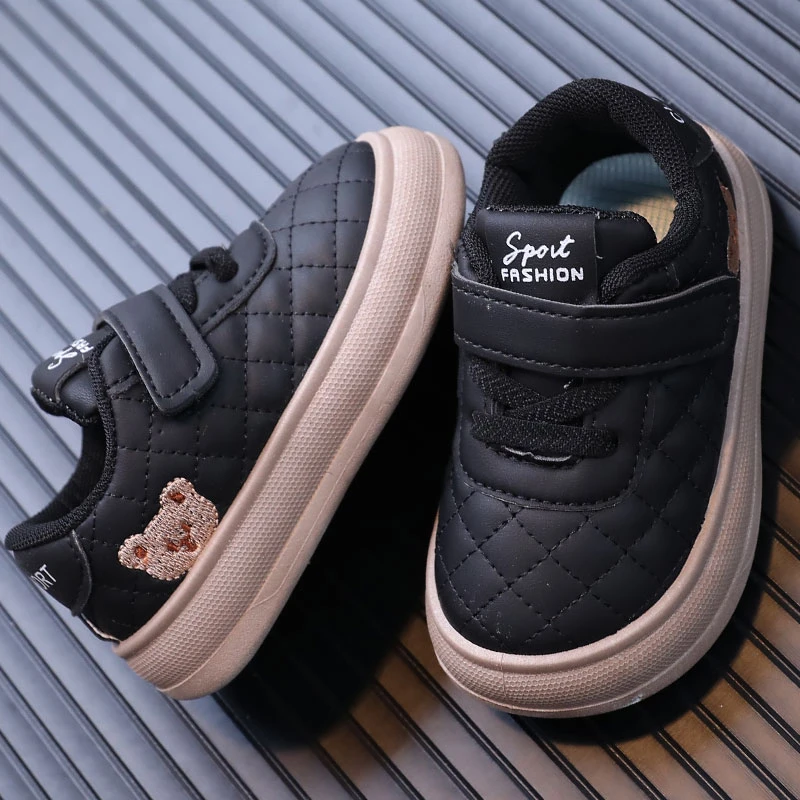 2024春秋新款儿童运动鞋男童鞋女童休闲板鞋宝宝卡通小熊外穿皮鞋