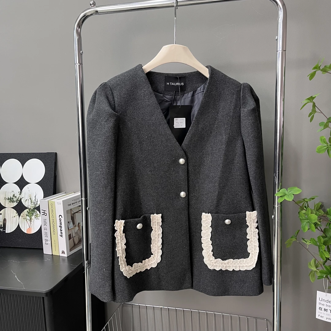 【 雨•美 推荐 】31070灰色v领花边口袋小香风外套