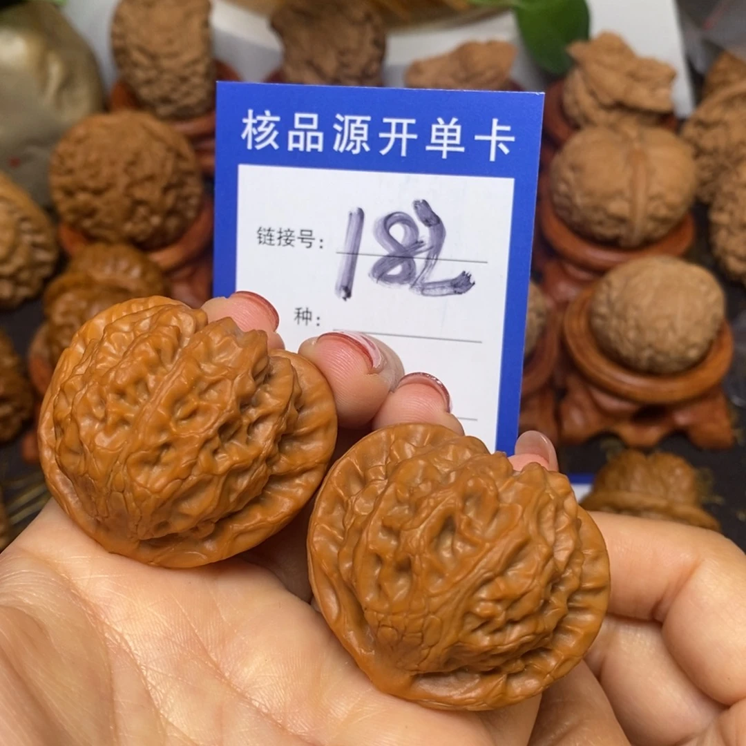 文玩核桃把件宫灯41红皮。  182