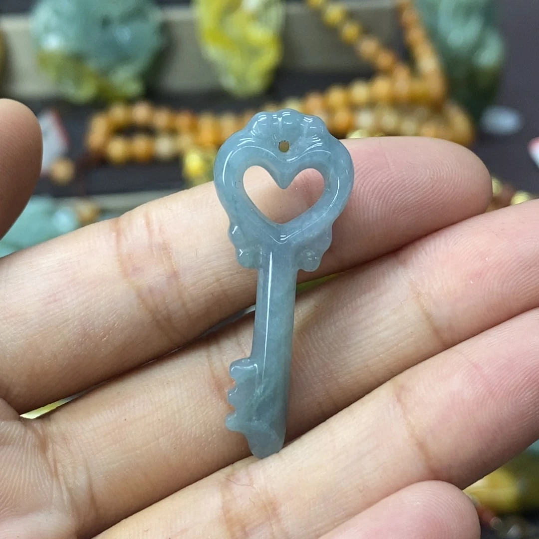 翡翠颈饰未镶嵌钥匙