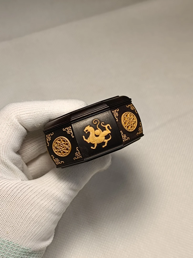 海派虫具张圣林老乌木八角万体鸣虫盒 直径6.2厘米，高度3.1厘米，