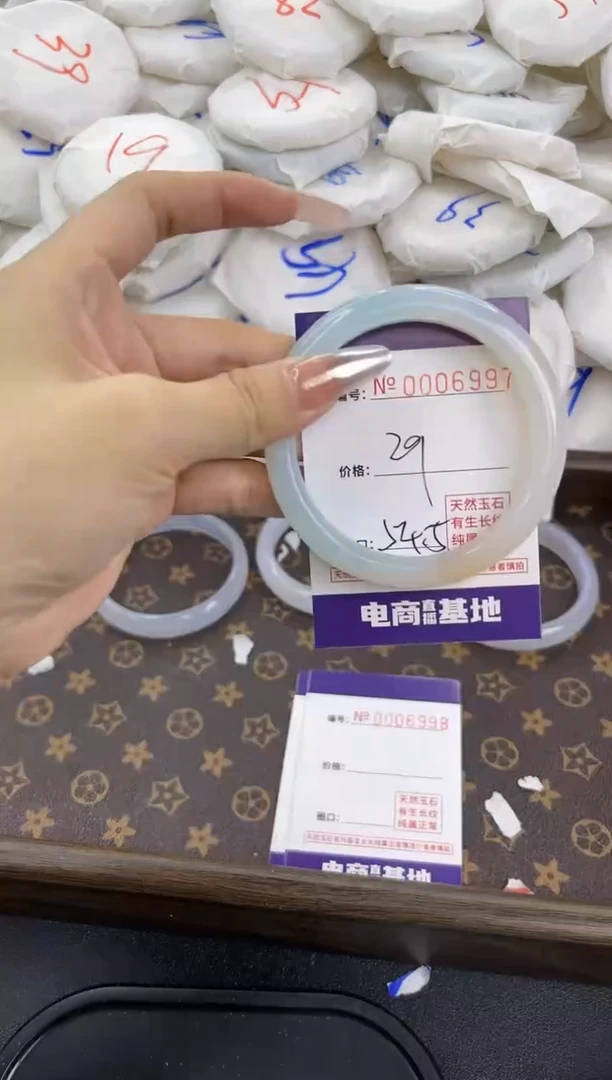 【闪购商品】玛瑙/玉髓手镯合金6997