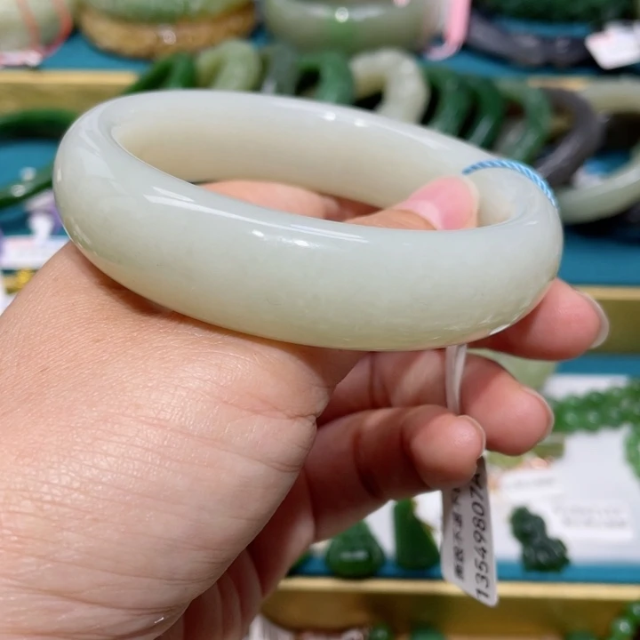 和田玉手镯59。   圈口。     32未镶嵌傻**?