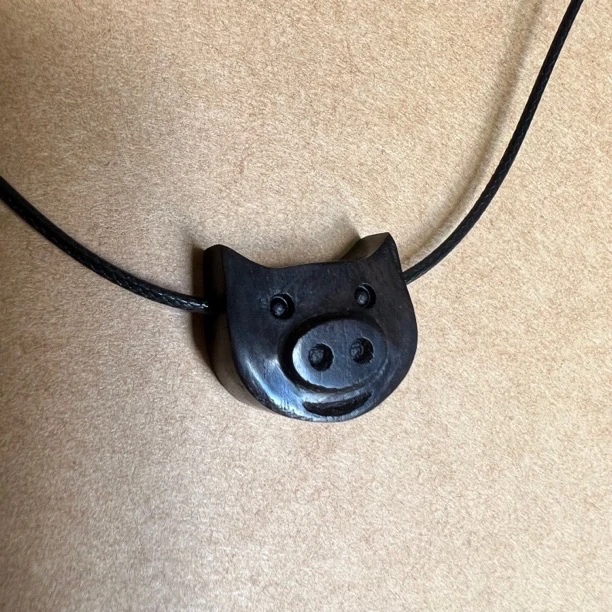 非金属木质吊坠 小猪吊坠，锁骨女款，多个随机发一