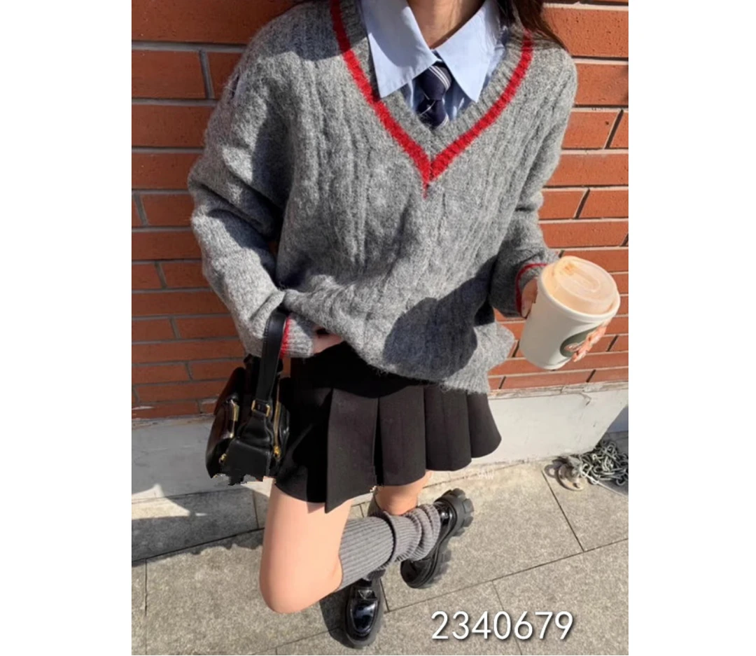 小妳XiaoNi———（冬款V领学院风毛衣2340679）