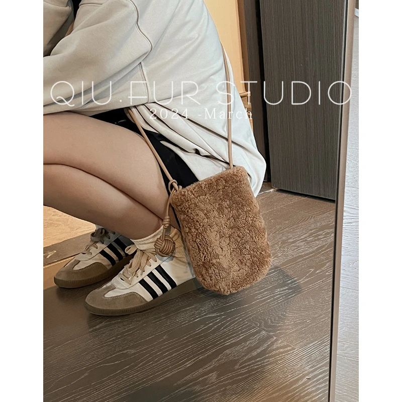 2024新款秋冬羊羔毛真皮手机包女士百搭洋气毛茸茸小球球斜挎小包