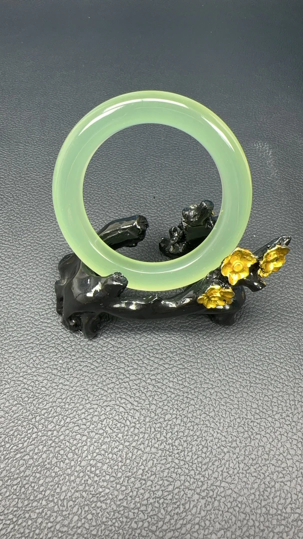 天然岫玉手镯高品质女款白色时尚冰透玉镯子绿色精美美人镯高冰