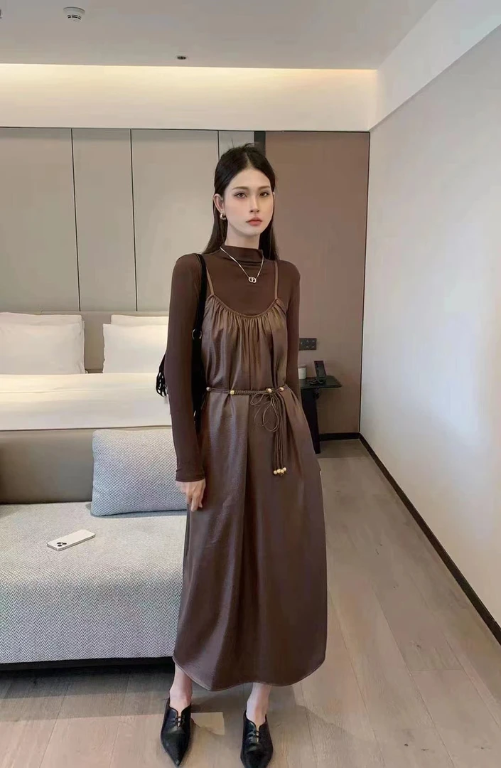 高级感吊带连衣裙女秋季减龄宽松休闲气质中长裙