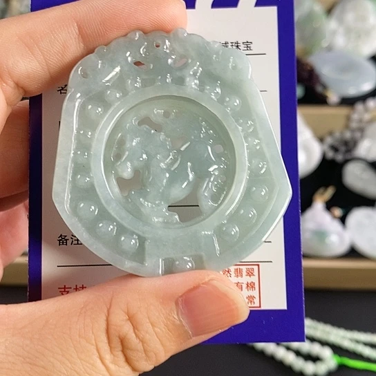 翡翠颈饰未镶嵌马牌