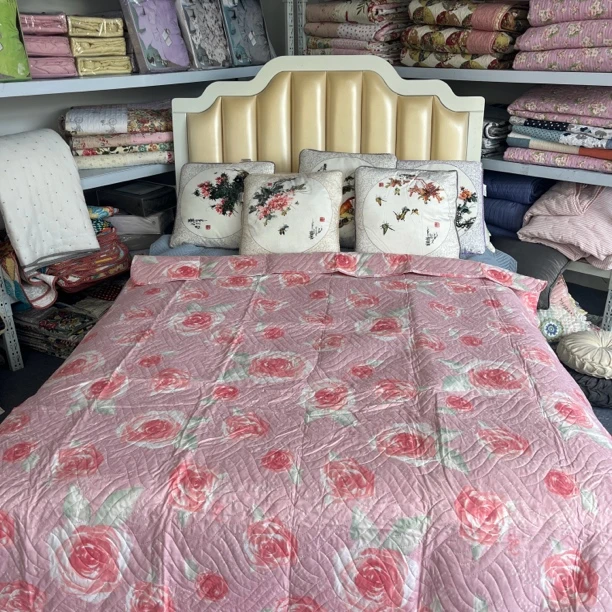 《辉岳》粉色绗缝亲肤床盖约230*240（瑕疵）
