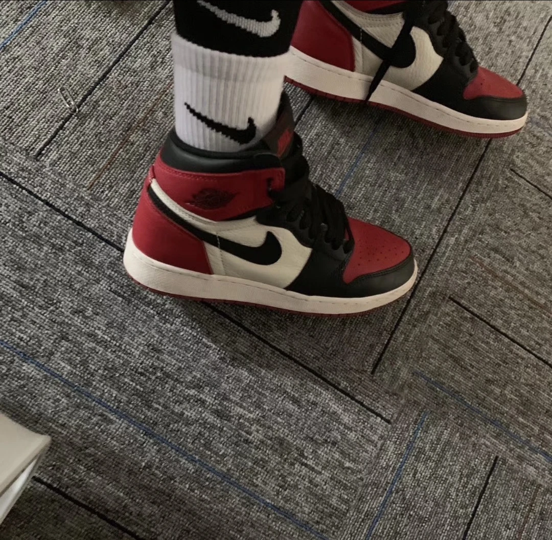 36.5码/aj1黑红脚趾篮球鞋/无原盒/95新/参考价2409