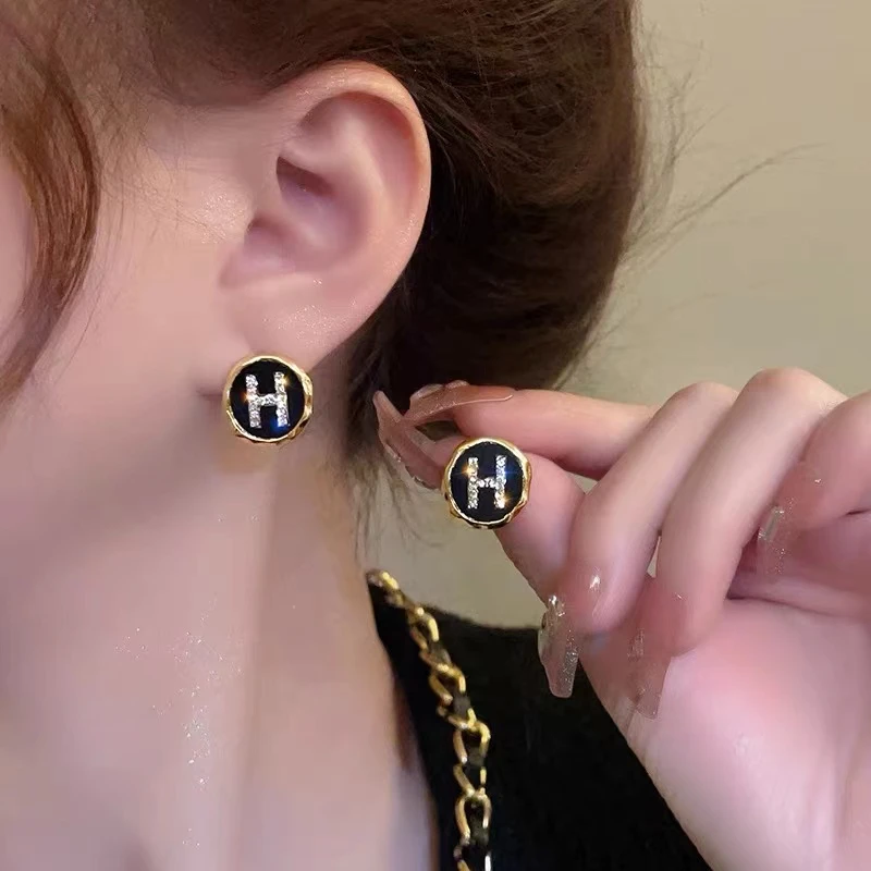 铜合金耳饰 网红耳饰黑色耳环时尚简约气质百搭字母小香风耳钉女