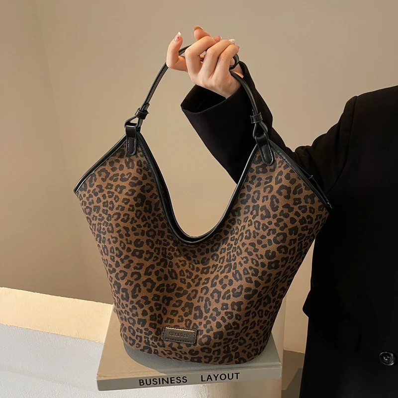 2025春夏上新个性百搭大容量潮流包包女爆款通勤包包托特包单肩包