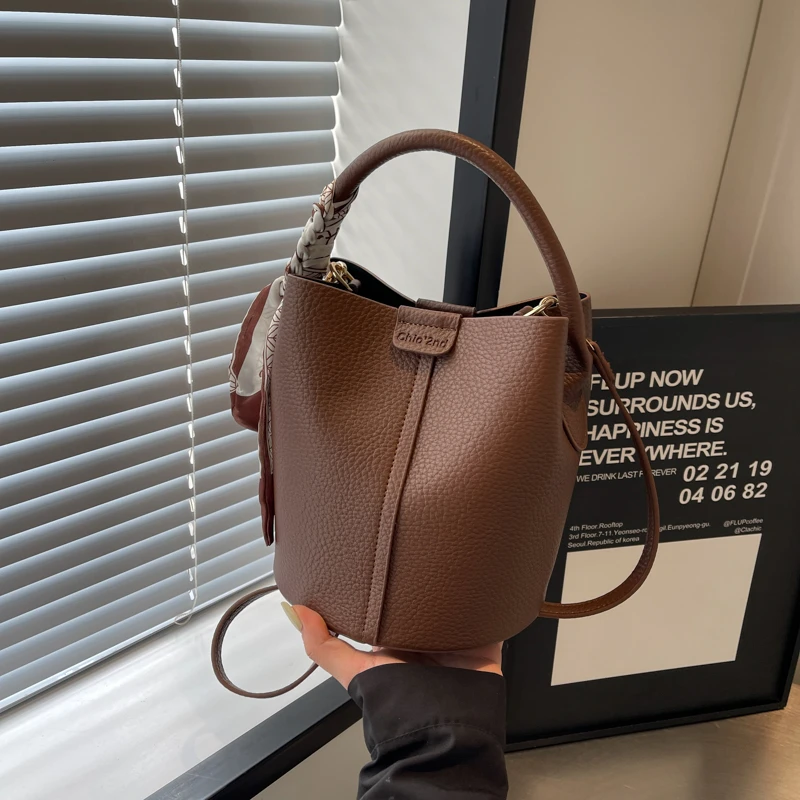 通勤百搭女士水桶包大容量小众包包女2025新款潮款复古精致斜挎包