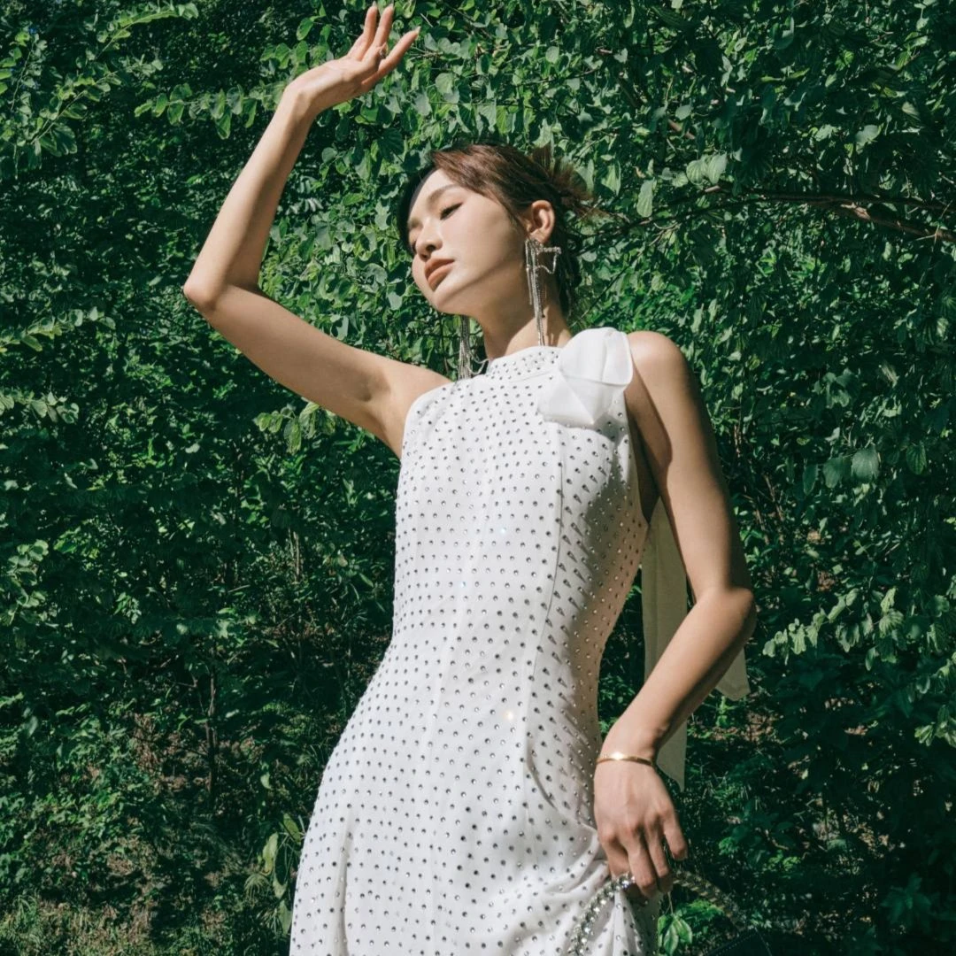 2022年夏季新款设计师品牌波点长裙手工镶水晶钻饰挂脖连衣裙女