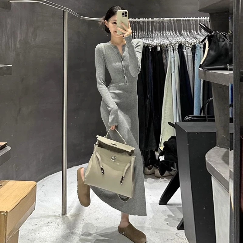 螺纹针织长袖连衣裙高级感打底长裙单排纽扣开领修身包臀裙