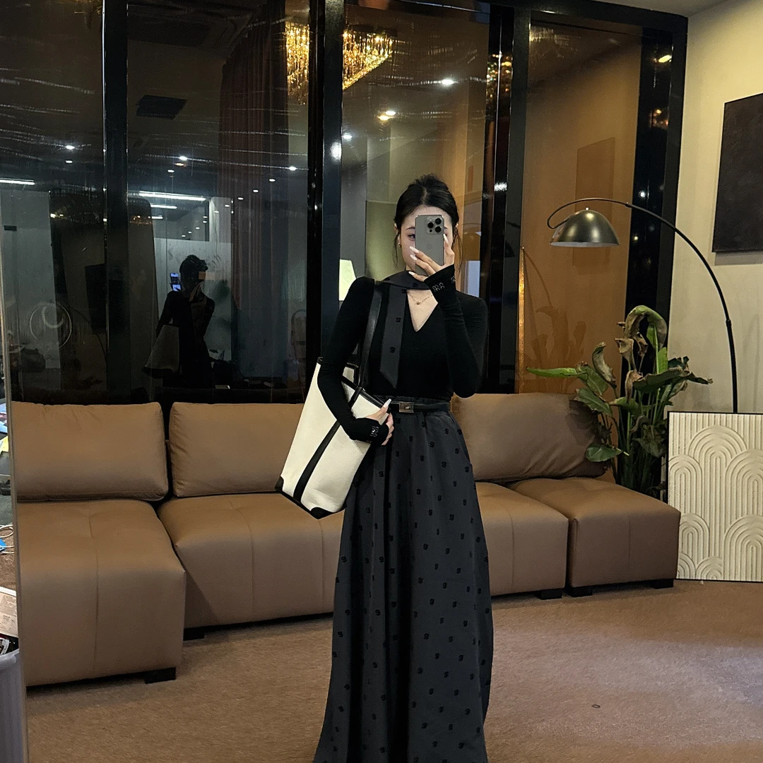 【OS&oneshow】2024新款法式赫本风早秋高级感字母伞裙上衣两件套装