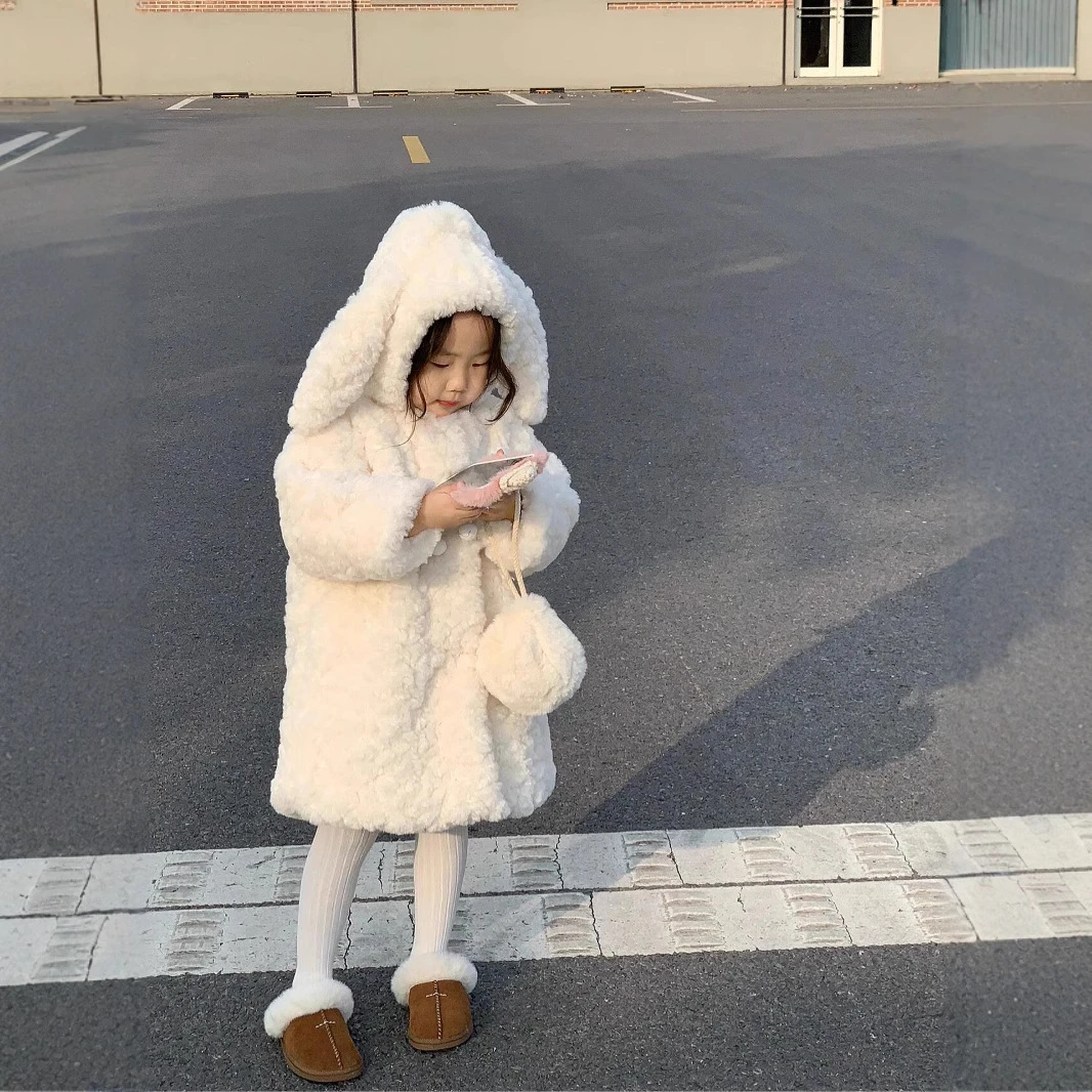 2025冬女童立体卡通耳朵可拆卸白色软糯羊羔毛中长款保暖大衣外套
