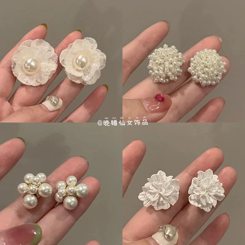 法式高级感珠珠白色花朵耳环2024新款设计感耳饰