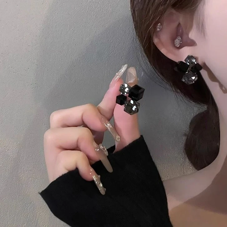 又一次被酷到!复古风秋冬黑色立体耳环高级感小众设计独特耳钉