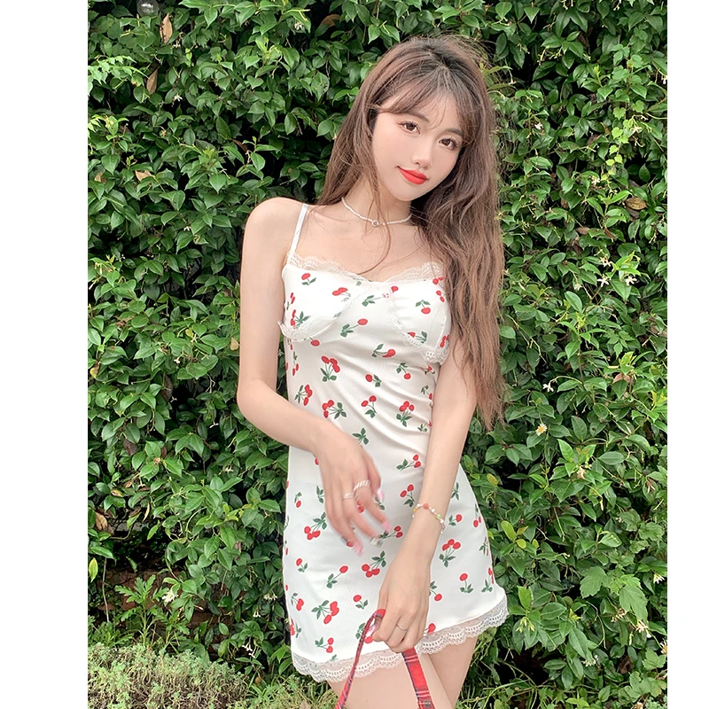 法式初恋白月光吊带碎花连衣裙夏季2023年新款修身显瘦纯欲风裙子