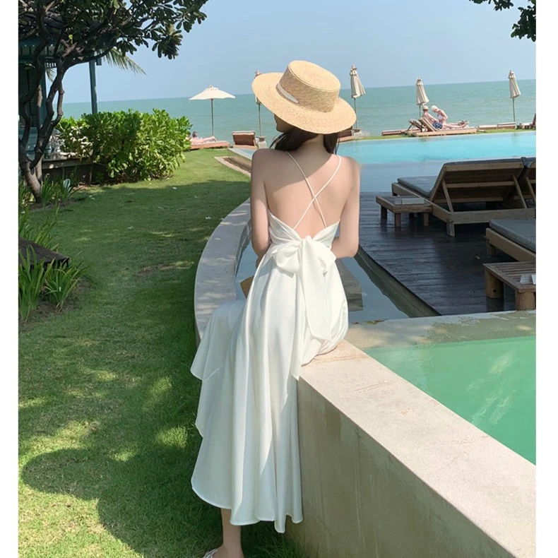 法式复古缎面性感超仙白色吊带连衣裙海边度假风露背沙滩长裙女夏