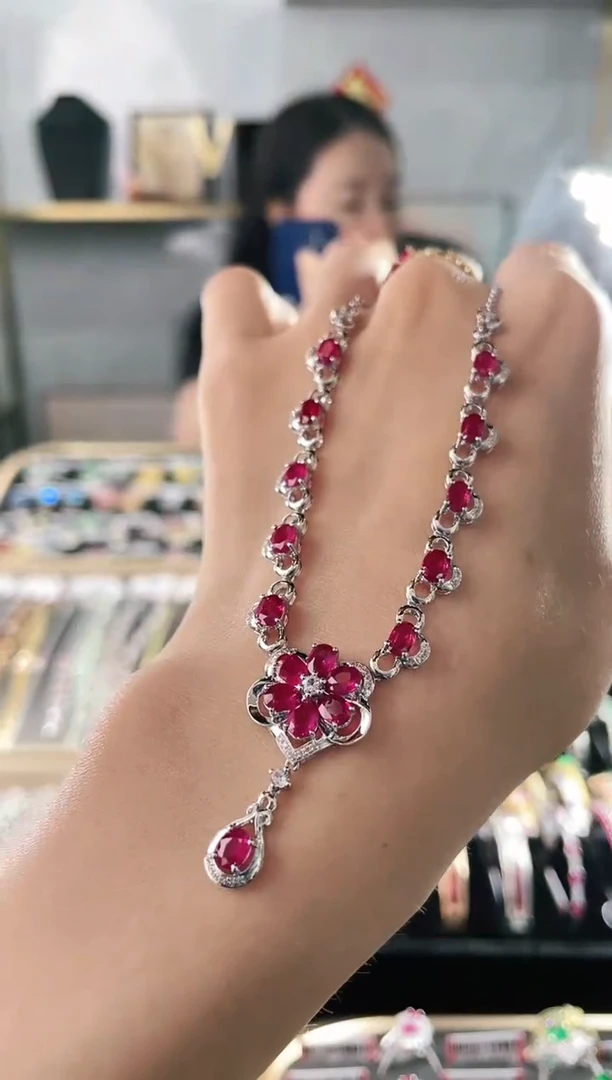 18K金镶嵌天然红宝石项链主石约7.0ct