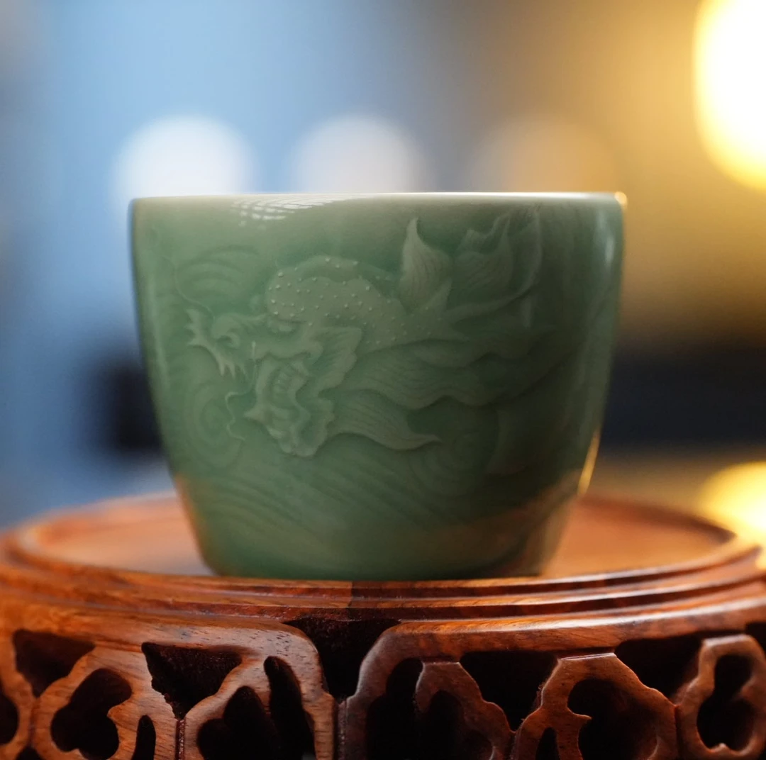 林坞窑.鱼化龙支钉直口杯（梅子青）
