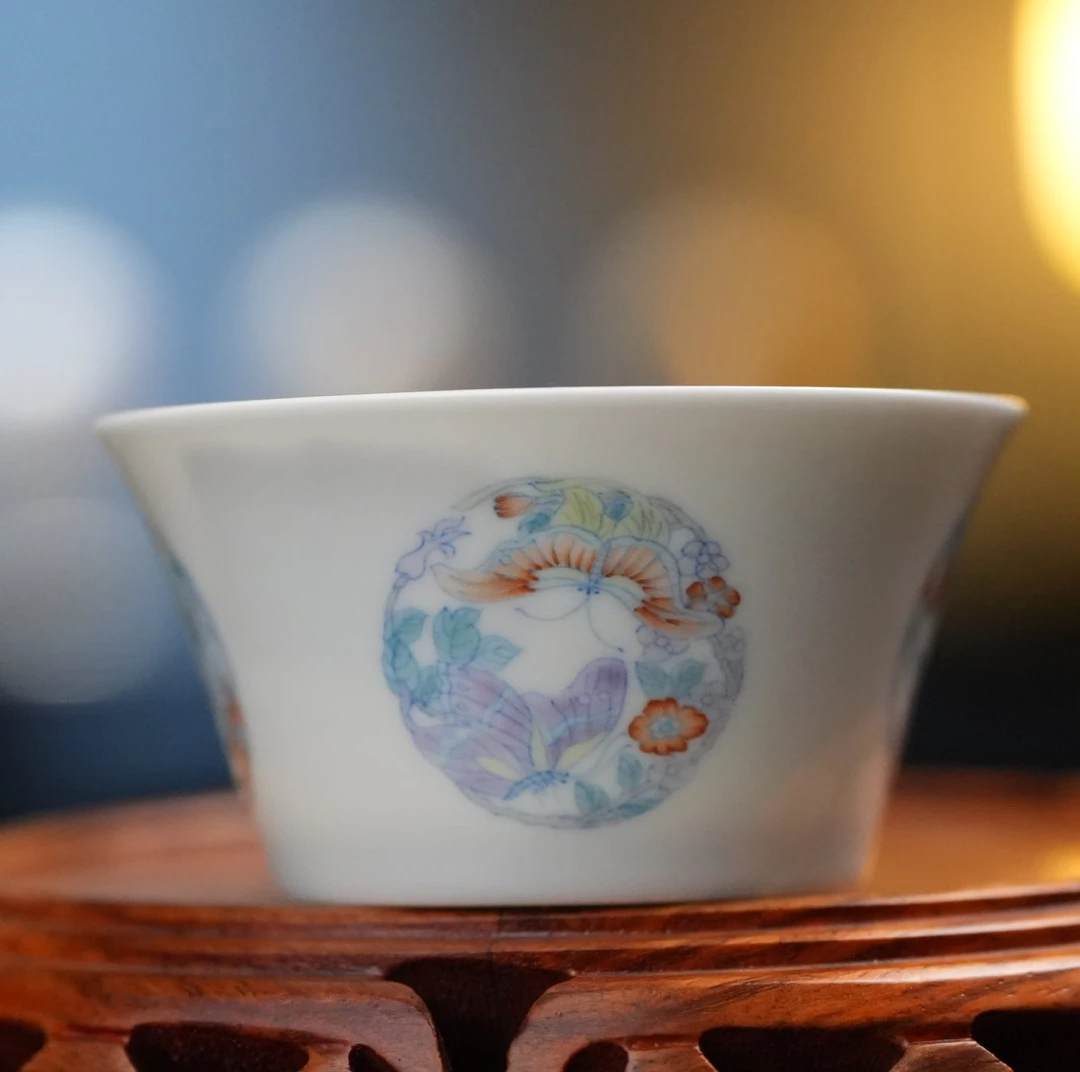 蕴和堂.斗彩团蝶马蹄杯