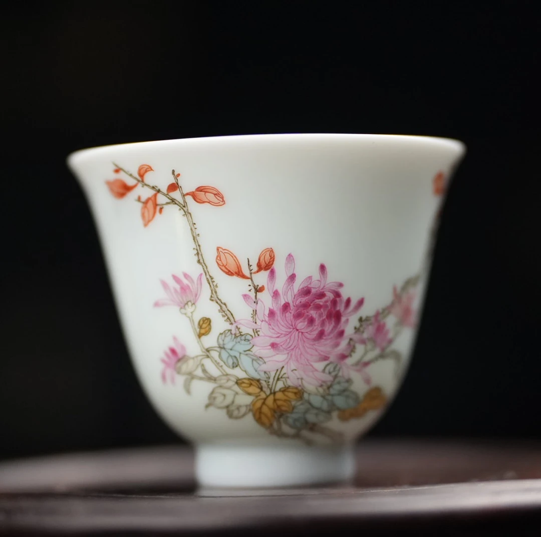 余景秋.粉彩花卉杯手绘蝶恋花