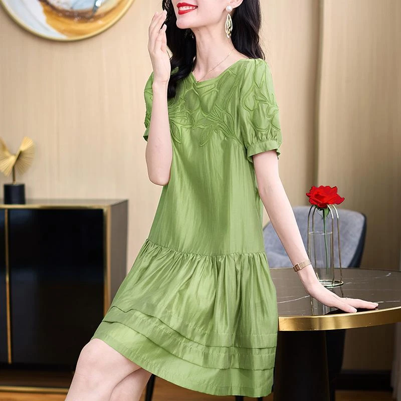夏季女装2024年新款今年流行法式别致惊艳梨形身材a字绿色连衣裙