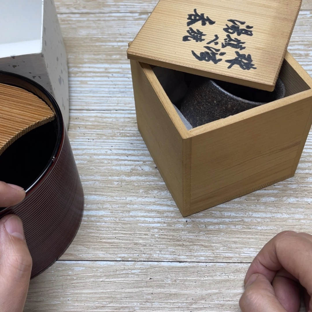 瓷片好**心密密麻麻地排列着一个