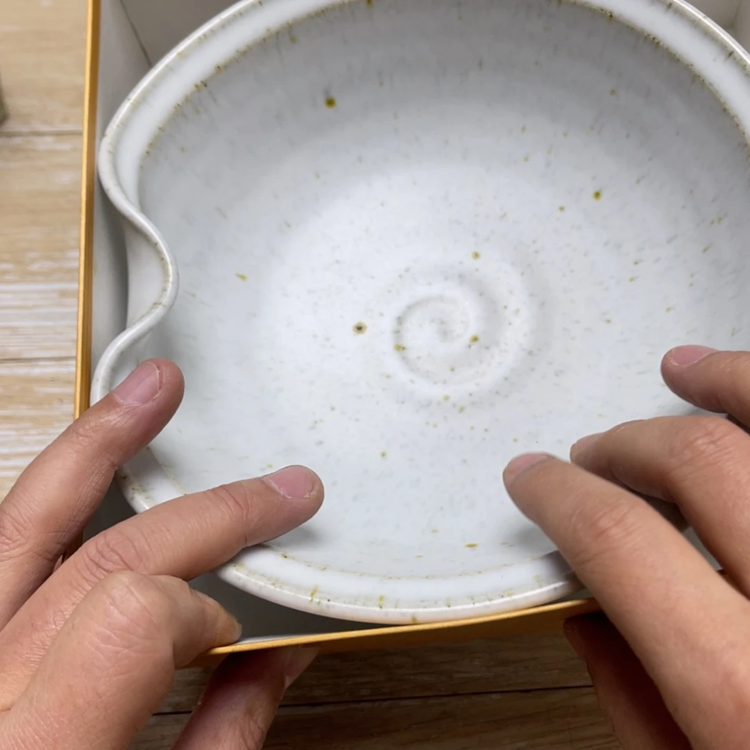 瓷片荼**语密密麻麻地排列着一个