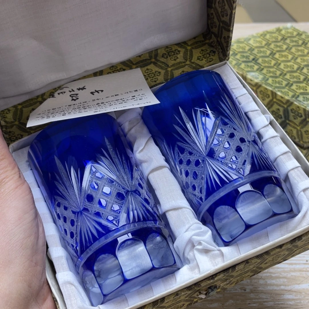 瓷片密密麻麻地排列着一个大