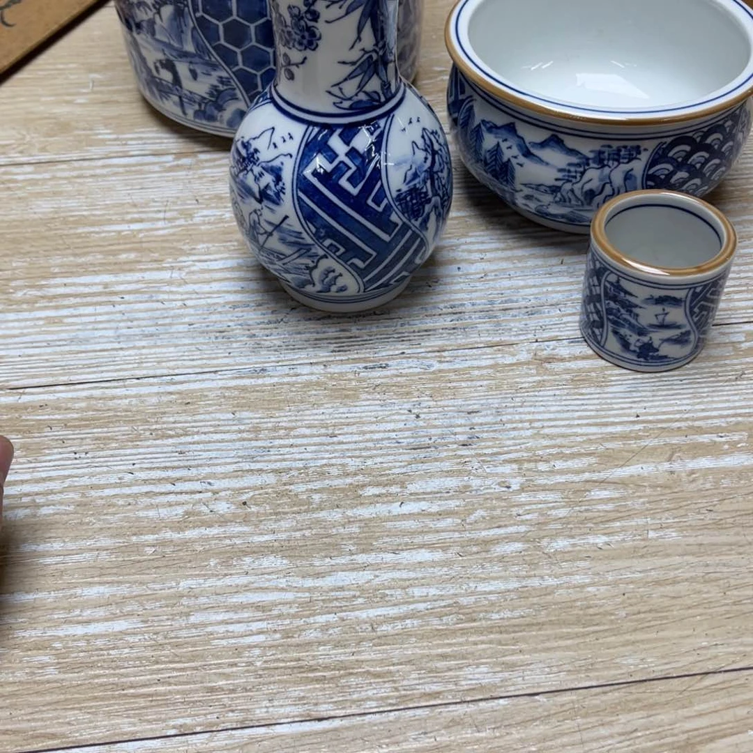 瓷片猫*姐密密麻麻地排列着一个