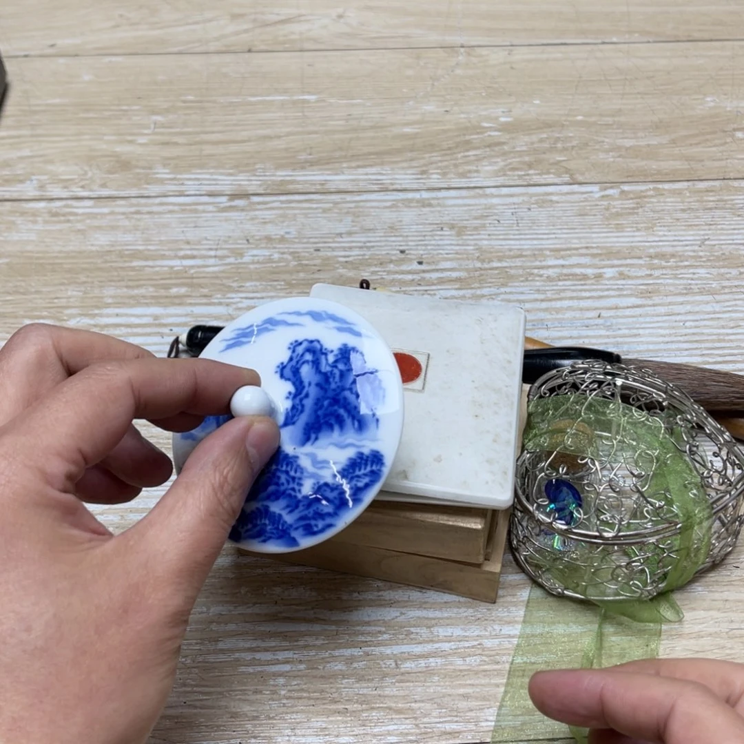 瓷片三*堂密密麻麻地排列着