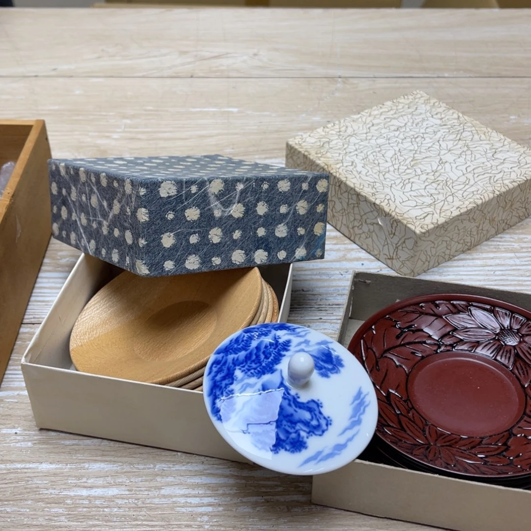 瓷片赵****茶密密麻麻地排列着一个