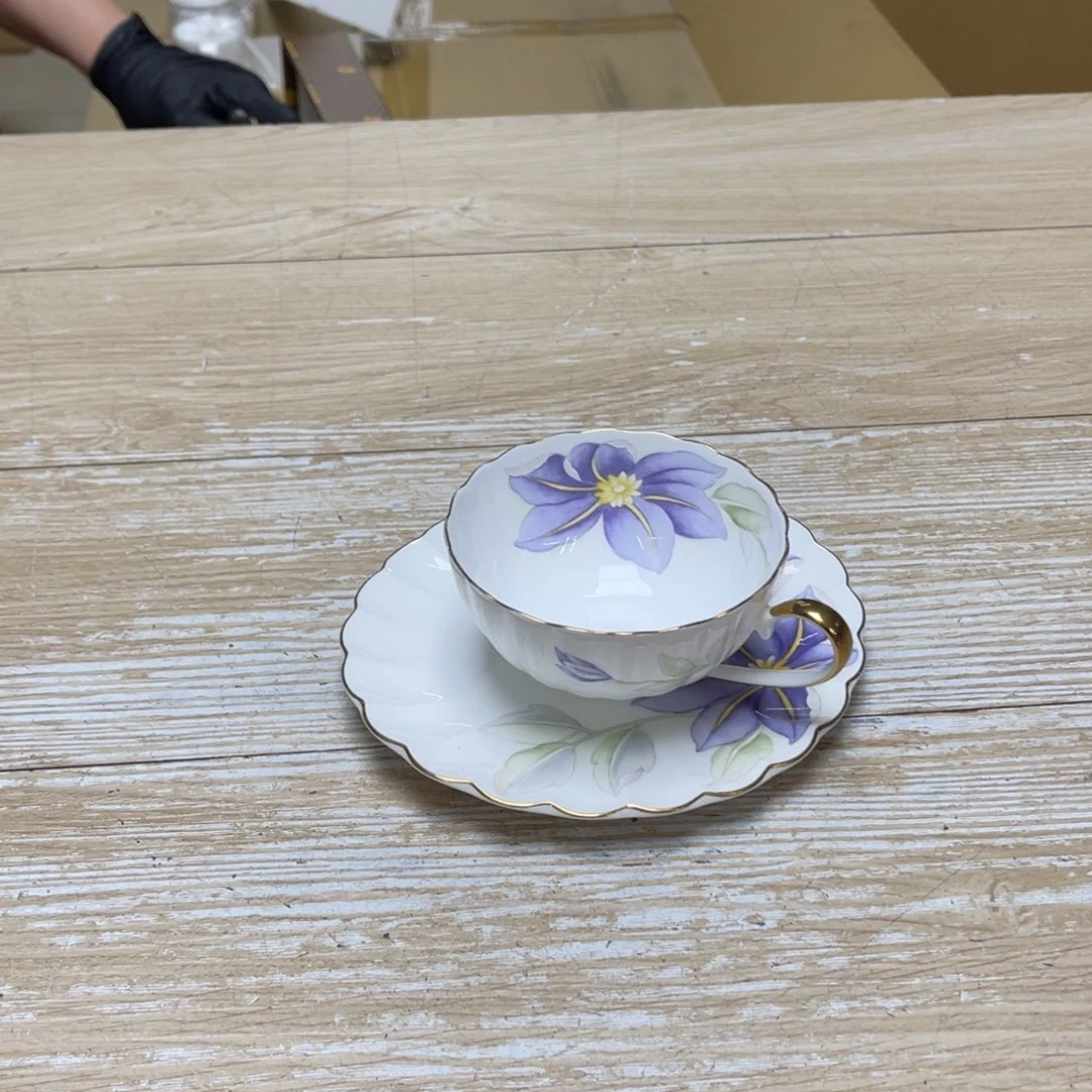 瓷片(**囍密密麻麻地排列着