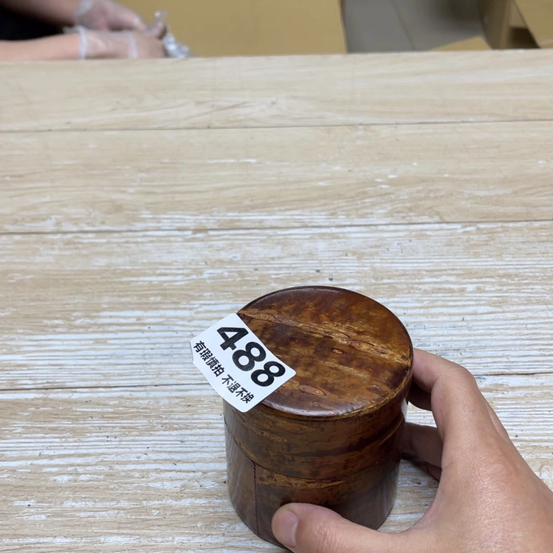 瓷片曹****T密密麻麻地排列着一个