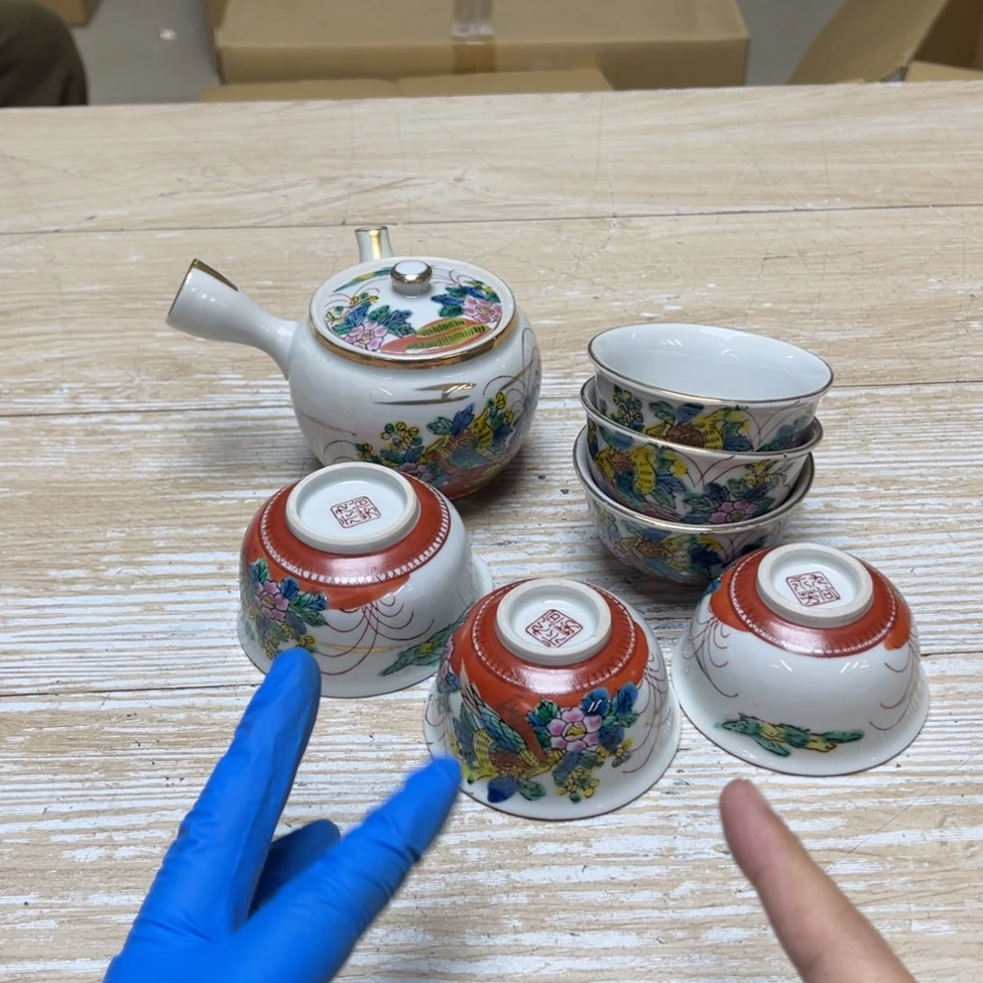 瓷片密密麻麻地排列着一个