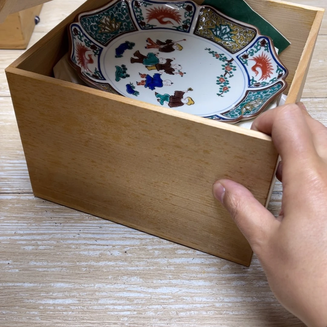 瓷片九***9密密麻麻地排列着一个