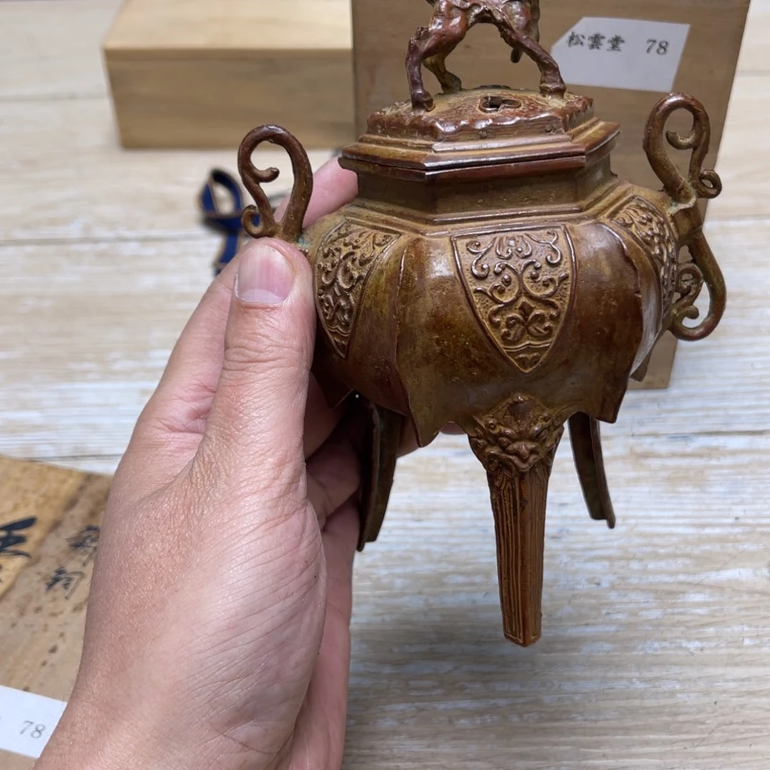 瓷片K****g密密麻麻地排列着一个