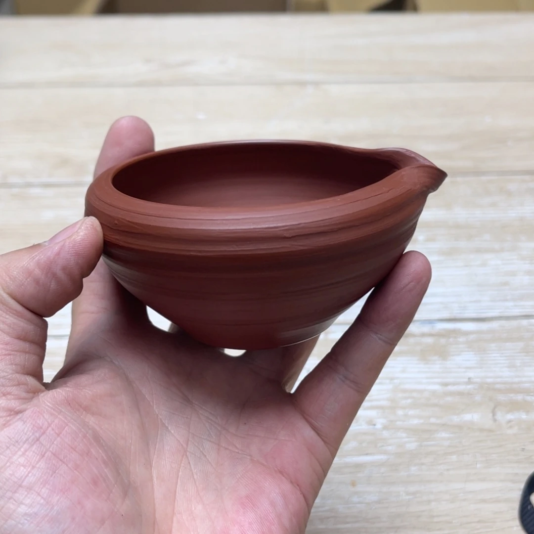 瓷片密密麻麻地排列着一个