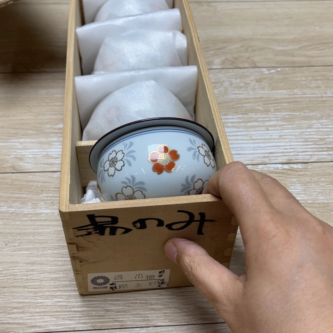 紫砂茶叶罐**** 密密麻麻地排列着一个