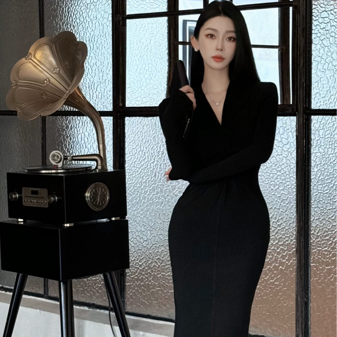 2025春季气质黑色V领连衣裙女设计感扭结包臀裙修身显瘦内搭长裙