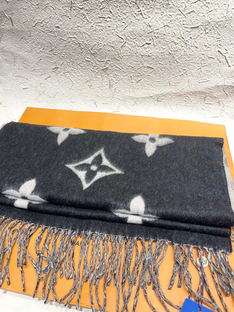 99新 LouisVuitton/路易威登 115563 LV 黑花羊绒围巾