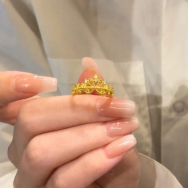 钛钢合成锆石戒指 法式金色皇冠可调节戒指女时尚百搭精致指环ins